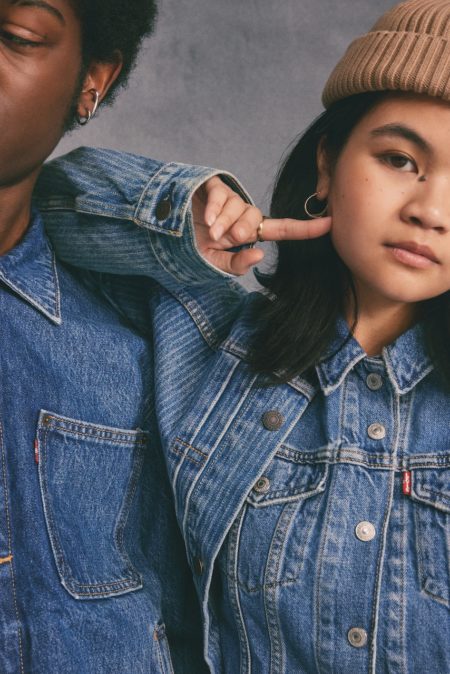 Zeynep represents levis sneakers