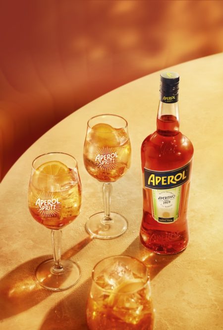 Aperol sprits colore l'aperitif campagin by mathilde karrèr